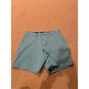 Vineyard vines on the go performance shorts size 28